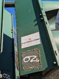 An einer Ampel kleben seitlich zwei Sticker. Auf dem ersten steht "Antifaschismus & Graffiti", auf dem zweiten "OZ we miss you"