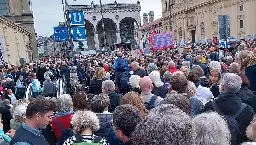 Großes Bündnis gegen Rechts: 'Zammreißen'-Demo auf dem Odeonsplatz in München