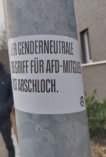 Aufkleber mit dem Text "Der genderneutrales Begriff für AfD-Mitglied ist Arschloch"