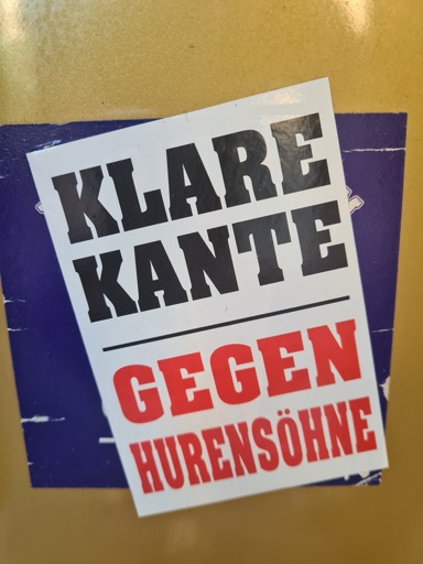 Ein Aufkleber mit der Aufschrift: "Klare Kante gegen Hurensöhne"
