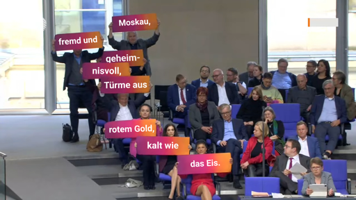 Das BSW im Bundestag hält auf Schildern die erste Liedzeile von Moskau von Dschingis Khan hoch.