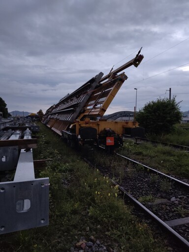 i found this intresting because i alway thought these are not pre-buit segments but as it turns out, they actually look like the segments for model trains.
