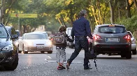 Schranke gegen Elterntaxis: In Kiel soll die Straße vor einer Schule zeitweise für Autos gesperrt werden