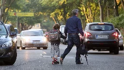 Schranke gegen Elterntaxis: In Kiel soll die Straße vor einer Schule zeitweise für Autos gesperrt werden