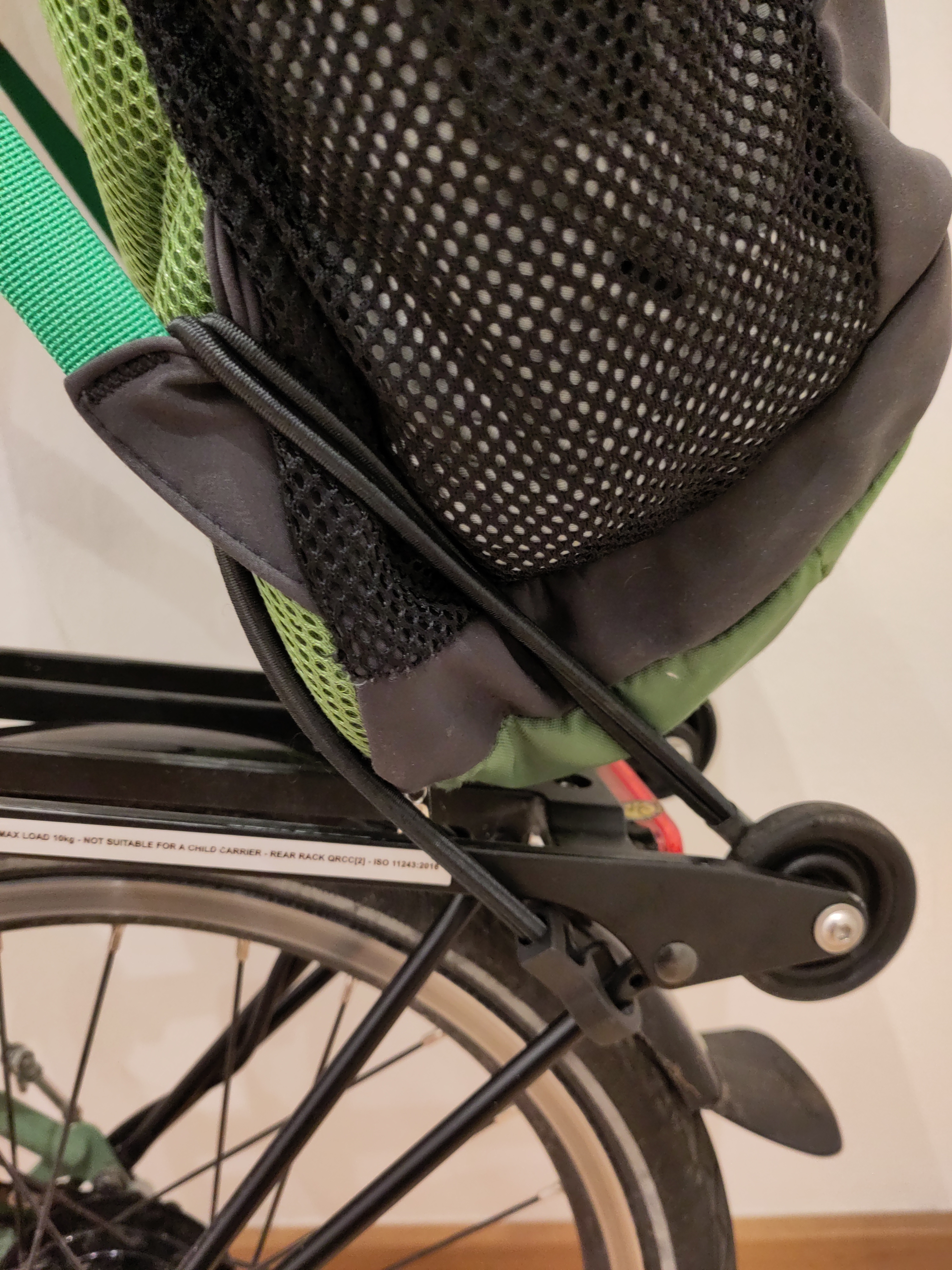 Backpack attached to Brompton rear rack